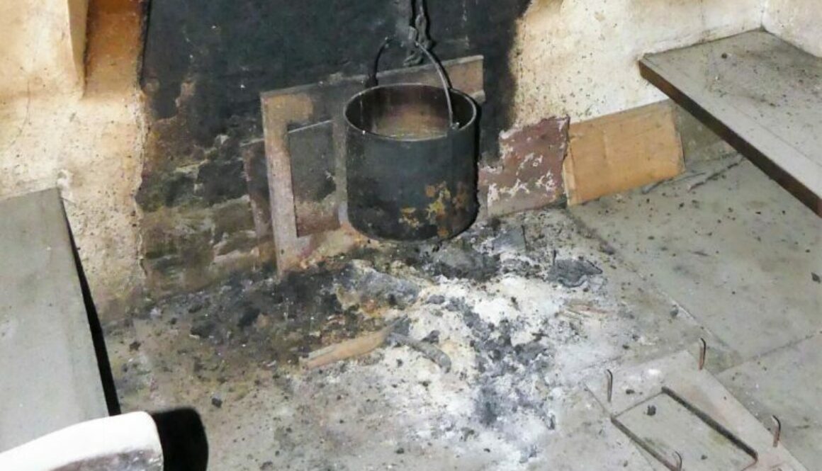 Nalgunha casa o lume terreiro xa era máis preto dunha chimenea