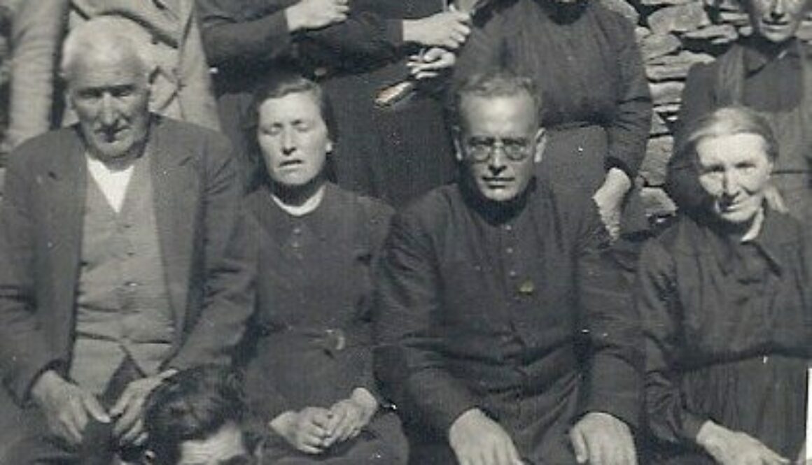 Familia de María Caxera: De esquerda a dereita e de arriba cara abaixo: Fernando, Severina, Fermina, Cesárea, Elías, Camila, Manuel, Florinda e, abaixo, tumbado, Silverio.