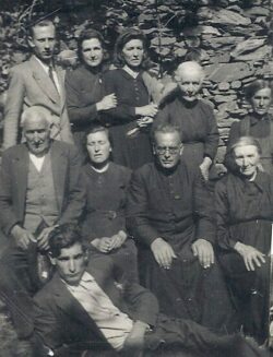 Familia de María Caxera: De esquerda a dereita e de arriba cara abaixo: Fernando, Severina, Fermina, Cesárea, Elías, Camila, Manuel, Florinda e, abaixo, tumbado, Silverio.