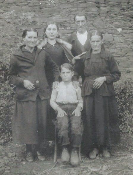 Familia da Cancela: de esquerda á dereita e de arriba cara abaixo: A tía Ana María, Palmira, o Ti Juan Antonio, a Tía Jesusa e, abaixo, sentado, Fernandiño