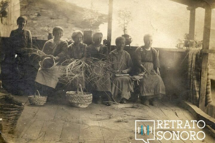 Mulleres facendo diferentes tarefas de cestería, liño e legumes en San Ciprián