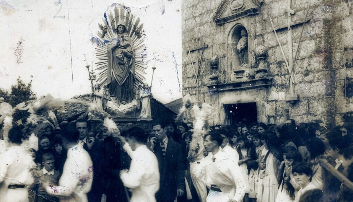 Procesión na parroquia de Coucieiro (Muxía)