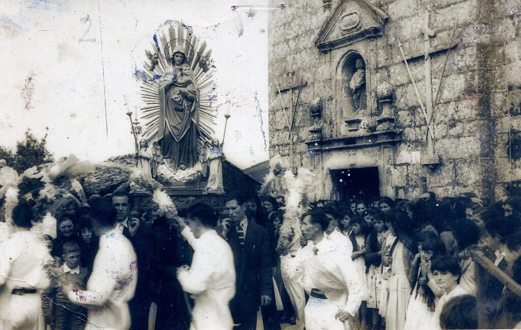 Procesión na parroquia de Coucieiro (Muxía)